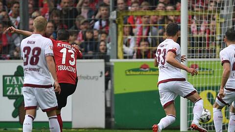 Marco Terrazzino (2.v.l) lässt FCN-Keeper Christian Mathenia keine Chance und trifft zum 1:0 für Freiburg.