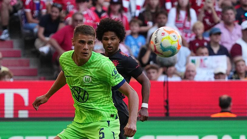 Wolfsburgs Micky van de Ven und Münchens Serge Gnabry kämpfen um den Ball.