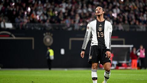 Deutschlands Leroy Sané reagiert.