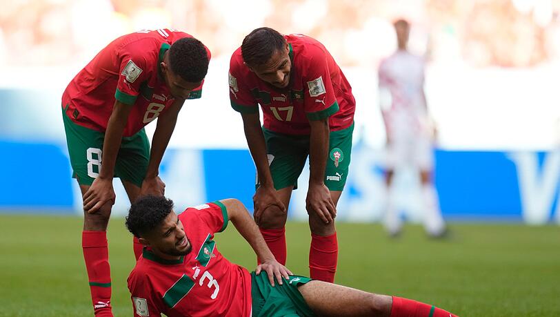 Marokkos Noussair Mazraoui liegt verletzt am Boden.