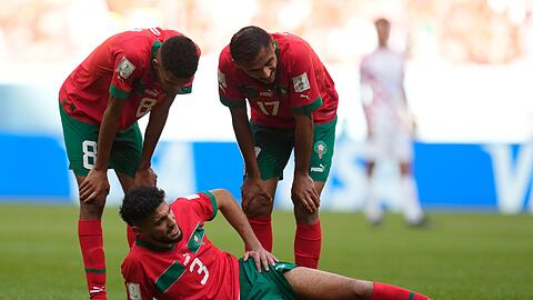 Marokkos Noussair Mazraoui liegt verletzt am Boden.