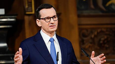Polens Ministerpräsident Mateusz Morawiecki hat eigenen Angaben zufolge Kontrollen von Kleinbussen, Bussen, Lieferwagen und Autos an der Grenze zur Slowakei angewiesen.