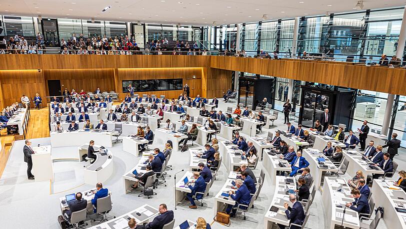 Abgeordnete nehmen im Plenarsaal an einer Sitzung des niedersächsischen Landtags teil.