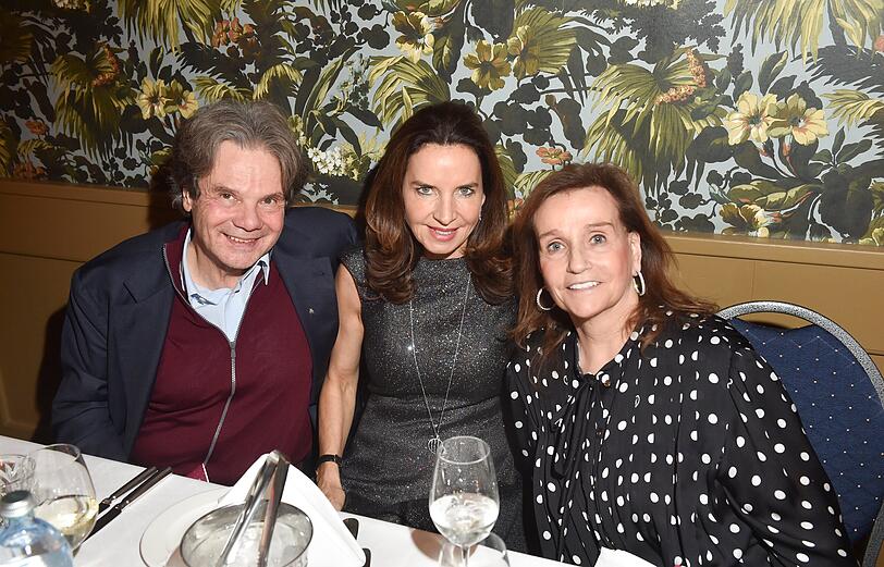 Wiesn-Wirt Michael Käfer und Frau Clarissa mit Unternehmerin Karin Holler