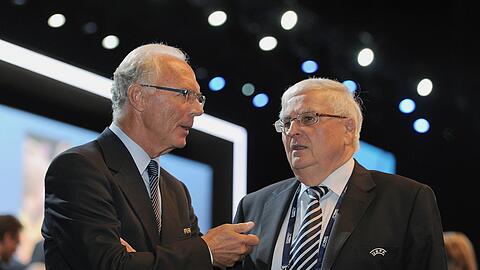 Theo Zwanziger (re.) kann den Umgang mit Beckenbauer nicht nachvollziehen.