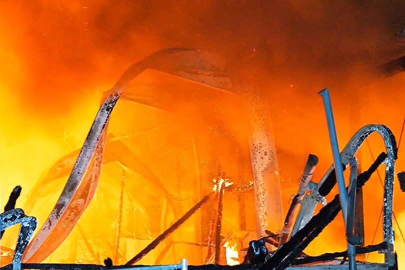 Insgesamt waren über 150 Einsatzkräfte vor Ort.  Am Ende stürzte die Holzhalle vollständig ein.