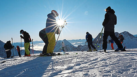 Skifahrer auf der Zugspitze - 600.000 Menschen zieht es jährlich auf den höchsten Berg Deutschlands.
