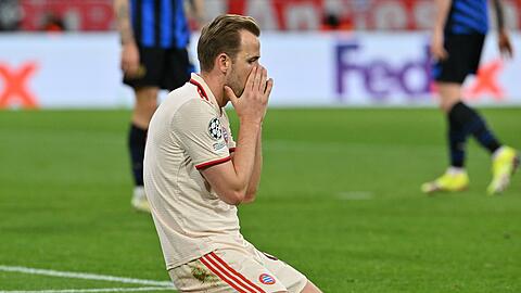 Harry Kane sinkt nach seiner vergebenen Großchance gegen Inter Mailand auf die Knie und schlägt enttäuscht die Hände vors Gesicht.