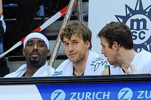 Die Bank der langen Gesichter: Elton Brown, Anton Gavel und Beckham Wyrick (v.l.) von den Brose Baskets.