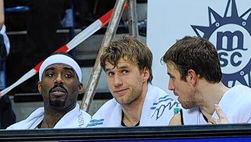 Die Bank der langen Gesichter: Elton Brown, Anton Gavel und Beckham Wyrick (v.l.) von den Brose Baskets.