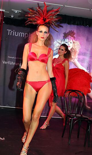 Bei der Modenschau war die burlesque Dessou-Mode zu bewundern.
