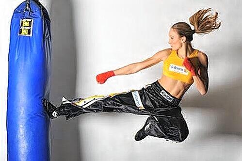 Auch in Action eine Augenweide: Kick-Box-Ärztin Christine Theiss.