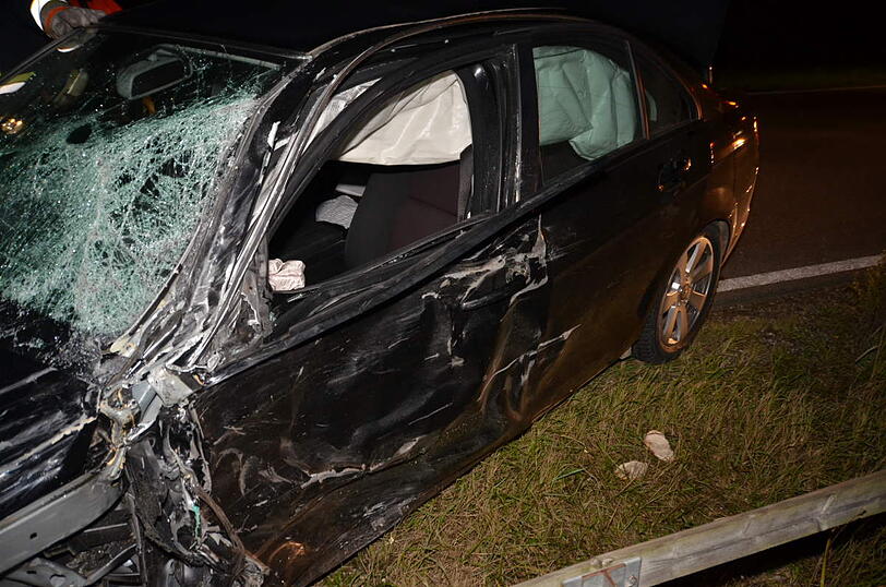 Überholmanöver zum falschen Moment: Zwei Autos krachen frontal ineinander, die beiden Fahrer sind verletzt.