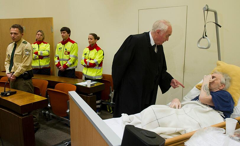 Der Angeklagte Rudolf U. (55) spricht vor der Urteilsverkündung im Gespräch mit seinem Anwalt Wilfried Eysell.