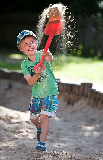 ...kurzer Moment der Freude zwischen dem Hochwasser-Leid. Für Kinder ist die Situation besonders schwer. Sie verstehen nicht, warum sie nicht nach Hause zu ihren Spielsachen dürfen...