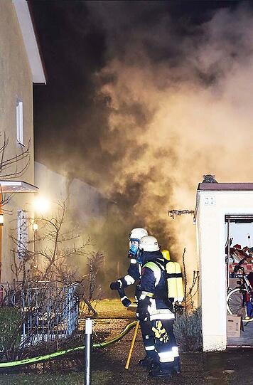 Bilder vom Feuerwehreinsatz in Hohenbrunn. In der Nacht auf Sonntag brannte es auf einer Veranda.