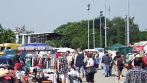 Zieht jedes Wochenende viele Menschen - mit Autos - an: der Flohmarkt in Daglfing. Zieht jedes Wochenende viele Menschen - mit Autos - an: der Flohmarkt in Daglfing.