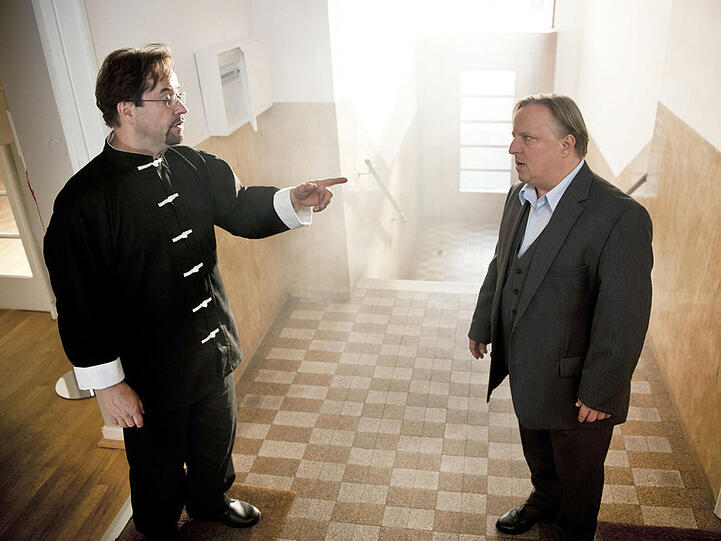 Nicht nur im Job sehen sie sich, sondern auch im Hausflur als Nachbarn: Prof. Karl-Friedrich Boerne (Jan Josef Liefers) und Kommissar Frank Thiel (Axel Prahl, r).