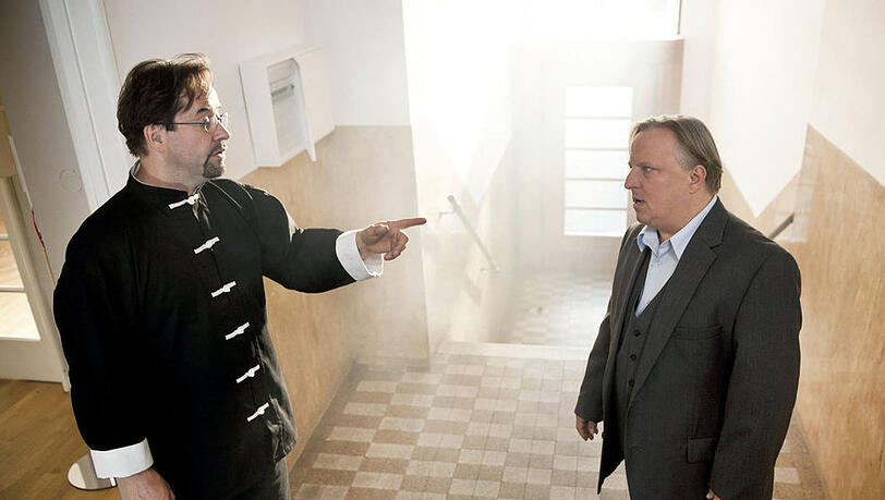 Nicht nur im Job sehen sie sich, sondern auch im Hausflur als Nachbarn: Prof. Karl-Friedrich Boerne (Jan Josef Liefers) und Kommissar Frank Thiel (Axel Prahl, r). Nicht nur im Job sehen sie sich, sondern auch im Hausflur als Nachbarn: Prof. Karl-Friedrich Boerne (Jan Josef Liefers) und Kommissar Frank Thiel (Axel Prahl, r).