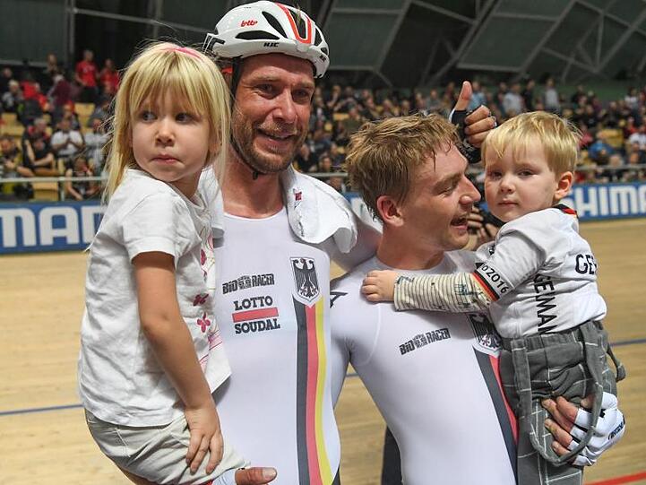 Roger Kluge (l) und Theo Reinhardt (r) feiern mit ihren Kindern den WM-Sieg in Pruszkow.
