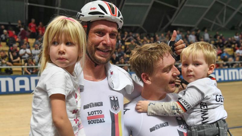 Roger Kluge (l) und Theo Reinhardt (r) feiern mit ihren Kindern den WM-Sieg in Pruszkow. Roger Kluge (l) und Theo Reinhardt (r) feiern mit ihren Kindern den WM-Sieg in Pruszkow.