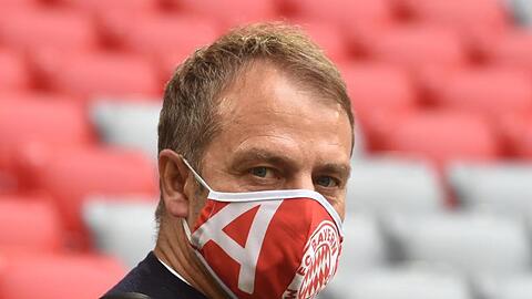 Hans-Dieter Flick, Trainer von München, trägt Mundschutzmaske vor dem Spiel. Foto: Christof Stache/AFP/Pool/dpa