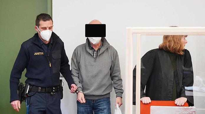 Der Angeklagte wird in den Gerichtssaal geführt.