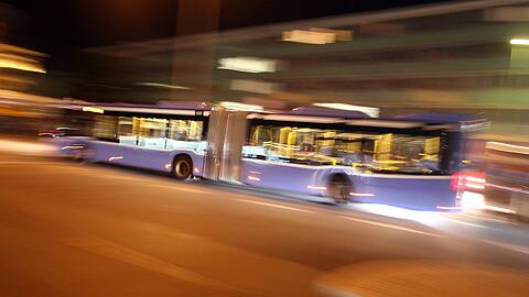 Der Fahrer eines Gelenkbusses der Linie 144 musste bremsen, dabei haben sich viele Passagiere leicht verletzt. (Symbolbild)