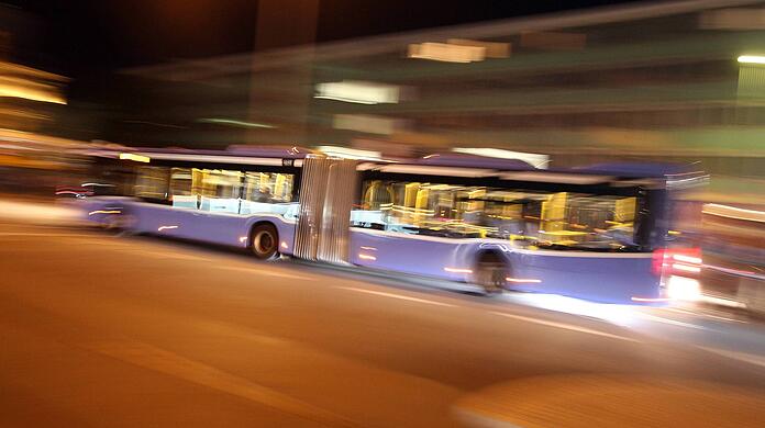 Während des Fahrgastwechsels geriet ein Fußgänger am Montagabend aus bislang unbekannten Gründen zwischen den Bus und seinen Anhänger. (Symbolbild)
