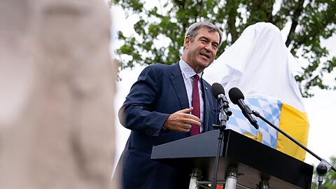 Bayerns Ministerpr&auml;sident Markus S&ouml;der (CSU) nimmt an der Enth&uuml;llung eines Denkmals anl&auml;sslich des 140. Todestages des bayerischen "M&auml;rchenk&ouml;nigs" Ludwig II. teil.