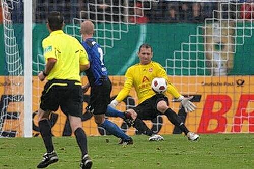 Dieser Torwart ist eine echte Bank. Raphael Schäfer, hier gegen Triers Thomas Kraus, vereitelte  etliche  Großchancen der Gastgeber und hielt den Club im Pokal-Wettbewerb.