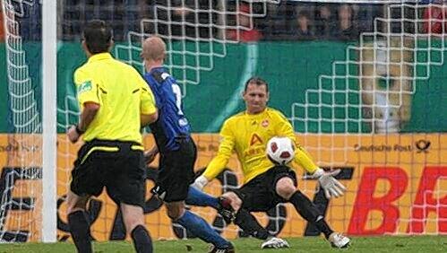 Dieser Torwart ist eine echte Bank. Raphael Schäfer, hier gegen Triers Thomas Kraus, vereitelte etliche Großchancen der Gastgeber und hielt den Club im Pokal-Wettbewerb. Dieser Torwart ist eine echte Bank. Raphael Schäfer, hier gegen Triers Thomas Kraus, vereitelte etliche Großchancen der Gastgeber und hielt den Club im Pokal-Wettbewerb.