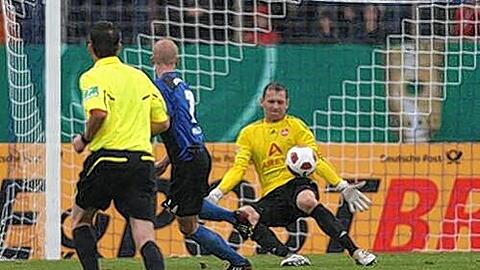 Dieser Torwart ist eine echte Bank. Raphael Schäfer, hier gegen Triers Thomas Kraus, vereitelte  etliche  Großchancen der Gastgeber und hielt den Club im Pokal-Wettbewerb.