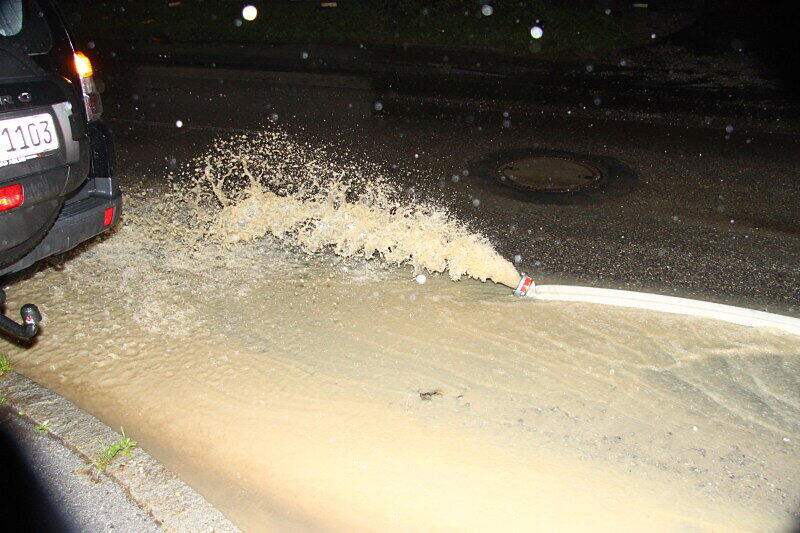 Land unter im Landkreis Rosenheim. Die Bilder von den Aufräumarbeiten in Riedering.