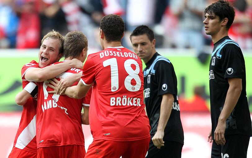 Fortuna Düsseldorf jubelt - die Löwen Rukavina und Schindler müssen zusehen.