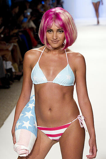 Bei der "Mercedes Benz Fashion Week Swim" präsentieren die Top-Models die angesagteste Bademode - da kann man(n) schon mal ins Schwitzen kommen. Die Bilder.