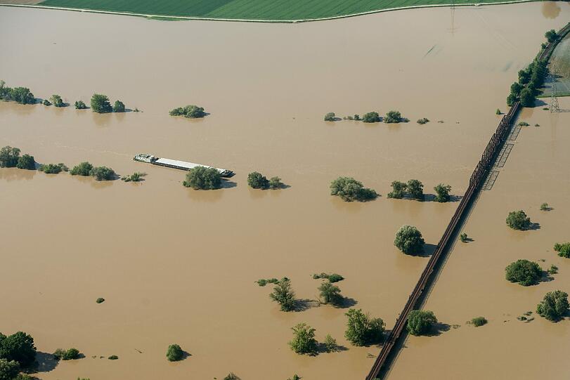 Ein Schiff liegt nahe Bogen im Hochwasser der Donau.