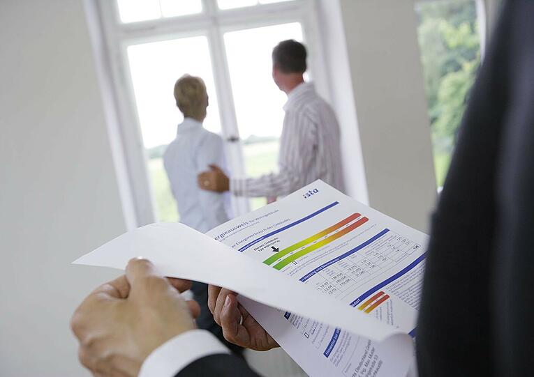 Der Energie-Ausweis ist als Hilfestellung für Mieter oder Käufer bei der Besichtigung gedacht &ndash; er muss jetzt vorgelegt werden.
