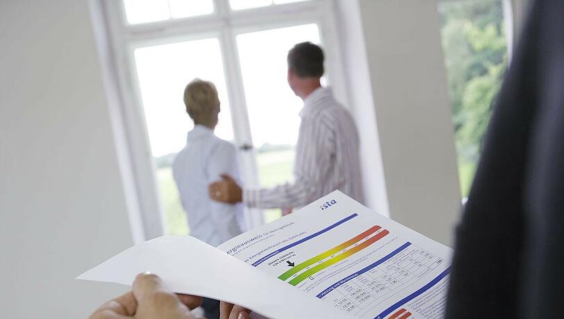 Der Energie-Ausweis ist als Hilfestellung für Mieter oder Käufer bei der Besichtigung gedacht – er muss jetzt vorgelegt werden. Der Energie-Ausweis ist als Hilfestellung für Mieter oder Käufer bei der Besichtigung gedacht – er muss jetzt vorgelegt werden.