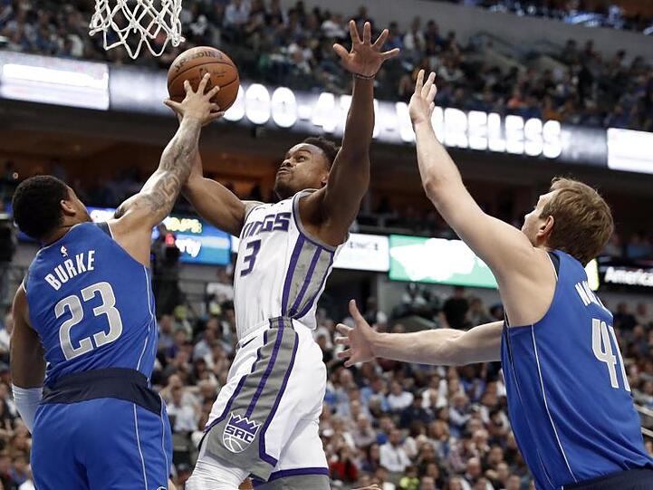 Trey Burke (l) und Dirk Nowitzki (r) verteidigen gegen Yogi Ferrell.