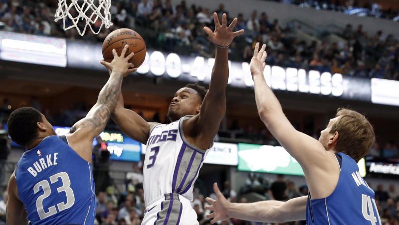 Trey Burke (l) und Dirk Nowitzki (r) verteidigen gegen Yogi Ferrell. Trey Burke (l) und Dirk Nowitzki (r) verteidigen gegen Yogi Ferrell.