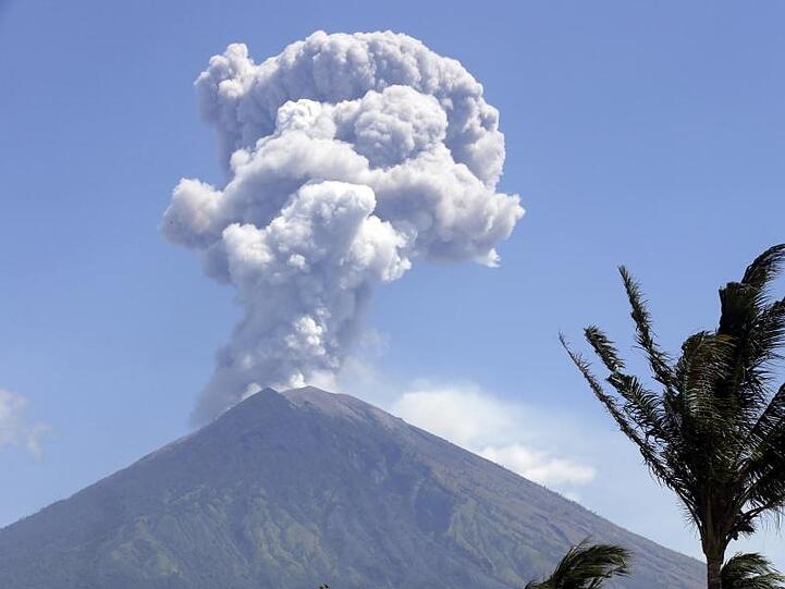 Immer wieder hält der Vulkan Agung die Menschen auf Bali mit kleineren und mittleren Eruptionen in Atem.