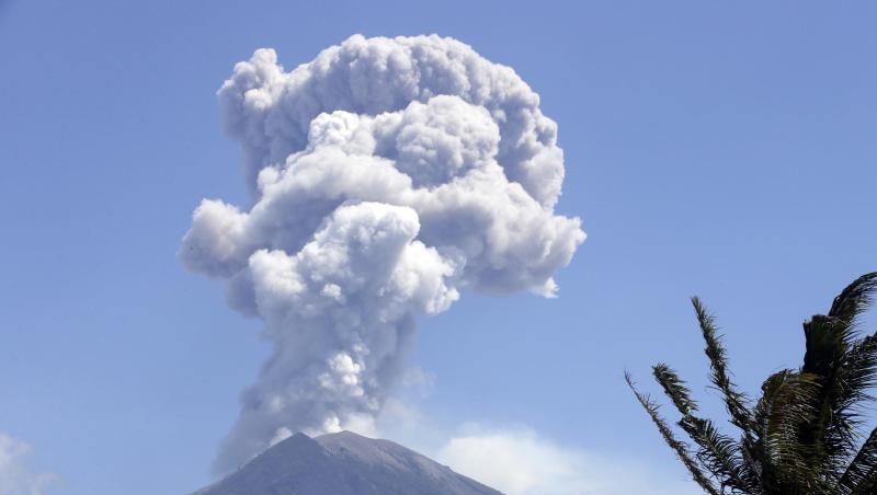 Immer wieder hält der Vulkan Agung die Menschen auf Bali mit kleineren und mittleren Eruptionen in Atem. Immer wieder hält der Vulkan Agung die Menschen auf Bali mit kleineren und mittleren Eruptionen in Atem.