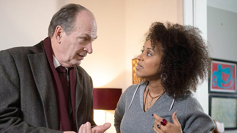 "Die Kanzlei: Ein falsches Bild":  Markus Gellert (Herbert Knaup, l.) hat die Verteidigung der Sängerin Shari Okoye (Grace Risch) übernommen