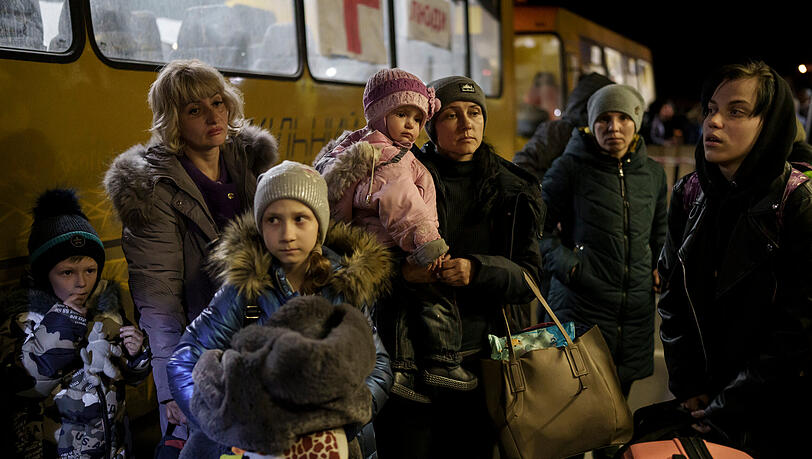 Aus Mariupol und nahe gelegenen Städten geflüchtete Menschen kommen in Saporischschja an.