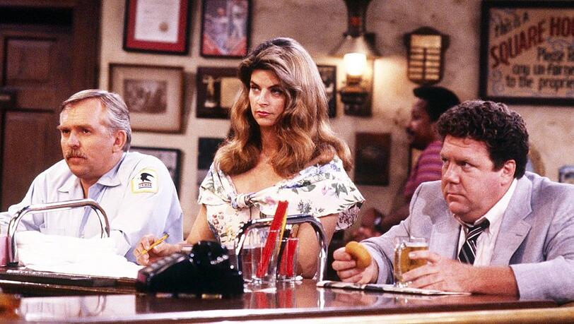 US-Sitcom "Cheers" mit den Schauspielern John Ratzenberger (l.), Kirstie Alley und George Wendt.
