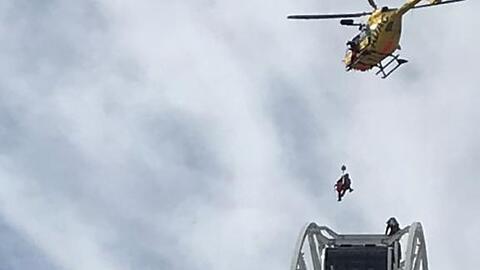 Ein Rettungshubschrauber und Crew am Mittwoch Vormittag am Riesenrad "Umadum" im Werksviertel. Laut Feuerwehr kein Einsatz, sondern eine Übung.