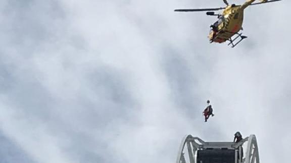 Ein Rettungshubschrauber und Crew am Mittwoch Vormittag am Riesenrad "Umadum" im Werksviertel. Laut Feuerwehr kein Einsatz, sondern eine Übung.