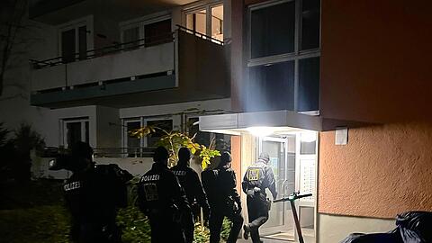 Einsatzkräfte durchsuchen Wohnungen in Bayern.