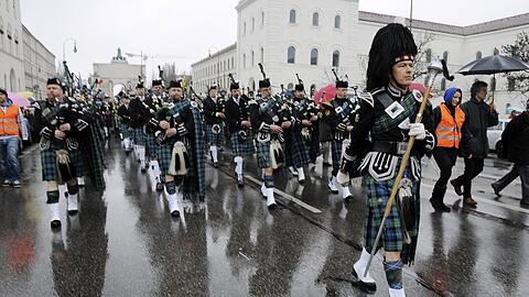 Schon 2012 hat es zur St. Patrick's Day-Parade geregnet. Auch heuer ist schlechtes Wetter angesagt. Das soll laut Veranstaltern den Spaß aber nicht verderben - auch nicht das angepasste Sicherheitskonzept.